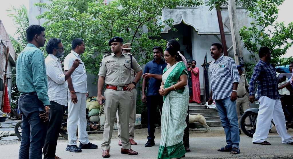 police_guntur's tweet photo. గుంటూరు జిల్లా సౌత్ సబ్ డివిజన్ లోని వట్టి చెరుకూరు పోలీస్ స్టేషన్ ను ఆకస్మికంగా తనిఖీ చ��సిన 
గుంటూరు జిల్లా ఎస్పీ శ్రీ ఆరిఫ్ హఫీజ్ ఐపిఎస్ గారు .....
@APPOLICE100 
#suddenvisit
#LawandOrder 
#rowdysheet
#dishaapp https://t.co/peOX5rZUVU