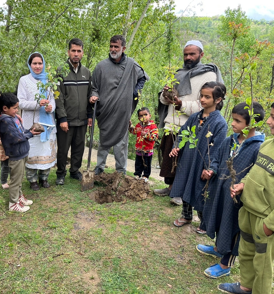ISHFAQL91044968's tweet photo. In a world of concrete, be the force of nature. Plant trees to remind us of our roots and keep us connected to the Earth.
#GoGreen   #SaveTrees   #Environment #Nature #SaveTreesSaveEarth     #GreenKashmir https://t.co/Qyx4vDZj3N