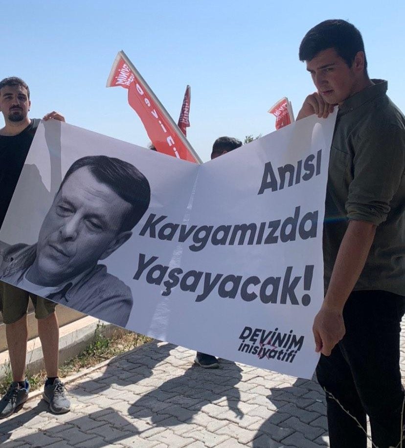devinimbilgi's tweet photo. Metin Abi'ye sözümüz devrim olacak!

Tüm engellemelere rağmen Metin Abi'yi mezarı başında andık. Metin Çulhaoğlu'nun anısı kavgamızda yaşayacak!

#MetinÇulhaoğlu
#MetinAbi
#DevinimdeBirleş https://t.co/WyIslX7zzX
