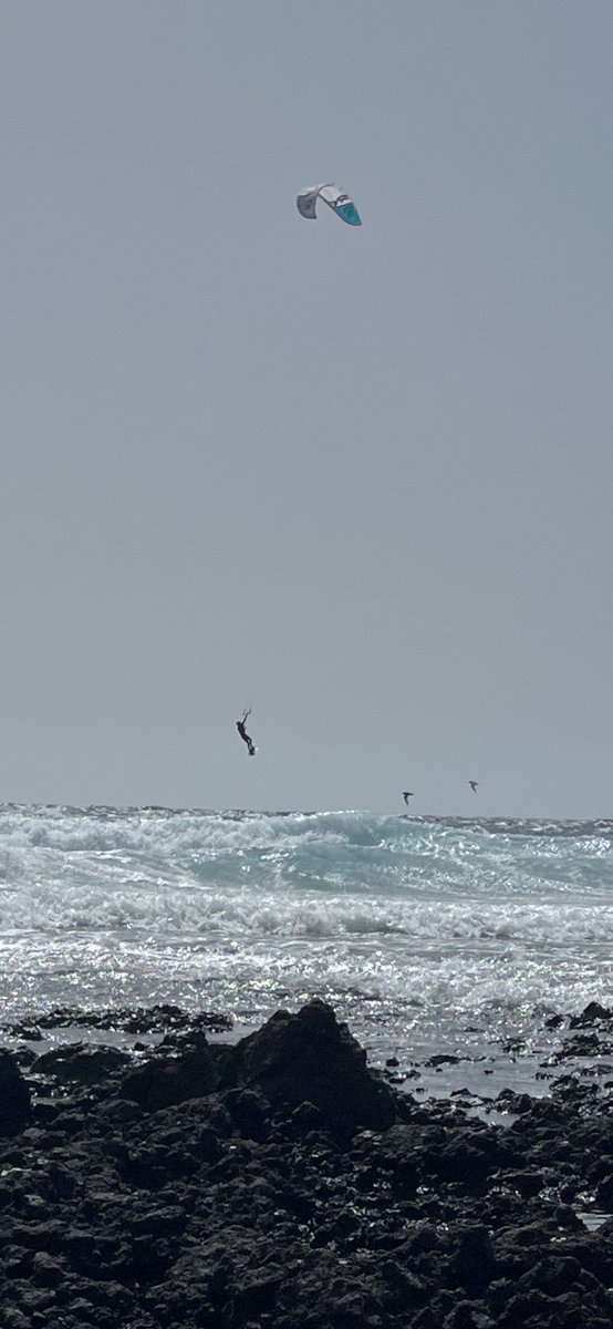 Pilar_Villanova's tweet photo. No son ángeles pero vuelan #elmedano #kitsurf https://t.co/9SJuYf2CzL