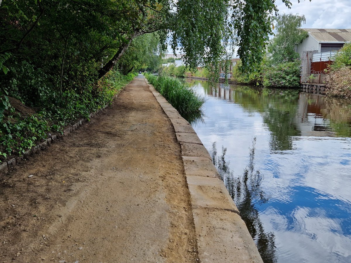 Excellent @theblueloop session this morning assisting @CRTYorkshireNE with ongoing towpath improvements between Bacon Lane & Staniforth Rd. No laying of granite chips today but another worthwhile section prepared and plenty of vegetation cut back in readiness. @CanalRiverTrust
