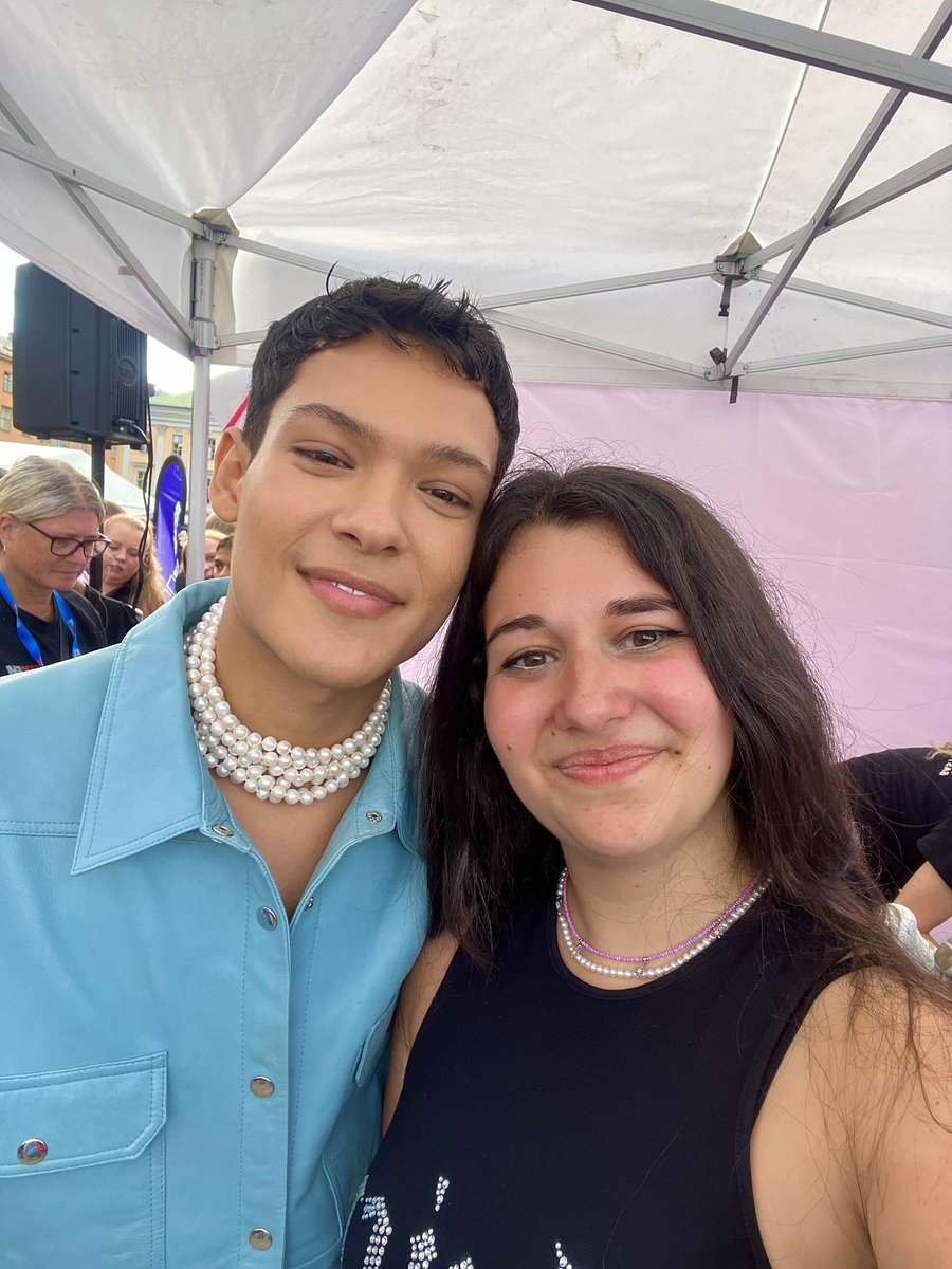 willeslooks's tweet photo. he’s literally the sweetest and kindest person i’ve ever met 🤍 forever grateful for this moment  @OmarRudberg https://t.co/ajEIAsBs8V