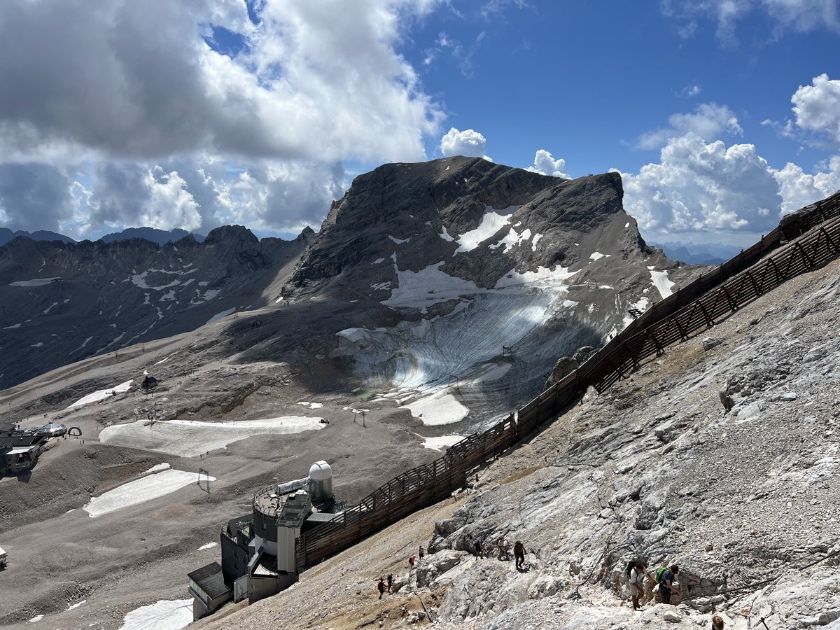 AminSharaf's tweet photo. Das war mal der #Schneeferner. Deutschland‘s einziger #Gletscher.
Seit 2 Jahren futsch.
#Klimawandel https://t.co/qMIy6JyKpv