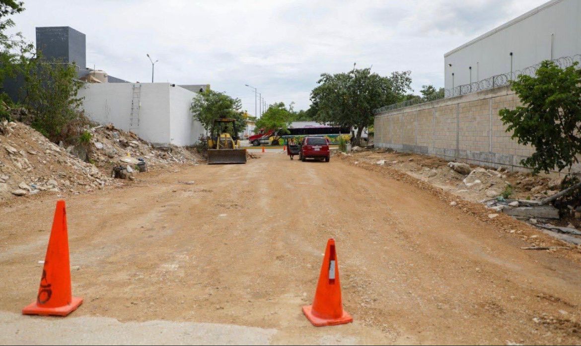 El pasado martes, 15 de Agosto de 2023, se realizó el Banderazo de Inicio de Obra de la Pavimentación de Vialidades en la Colonia Ejido Sur, en el cual se contó con la presencia de la presidenta municipal de Solidaridad.