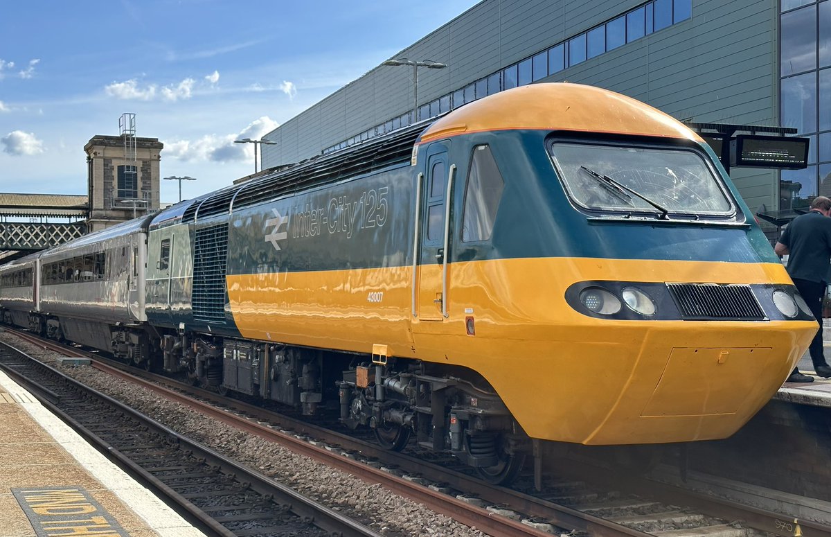 BenBroomfield_'s tweet image. A fresh 43007 (ex 43207) working 1E63 this afternoon! 👀

#DispatchersOfTwitter #class43 #highspeedtrain #HST #InterCity125 #powercar #CrossCountry #ukrail #railways #ukrailways #train #rail