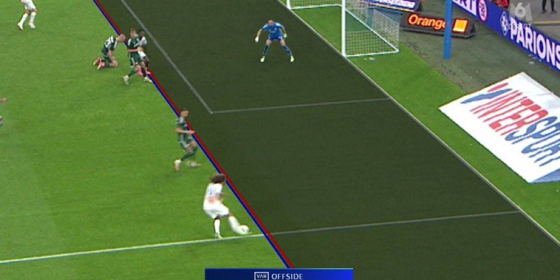 Les situations à gauche c’était :

-> Le football c’est un sport de contact y’a jamais faute (Benzema ne touche à aucun moment le ballon)
-> Y’a hors jeu point, arrête de chialer 

Les situations à droite depuis hier c’est:

-> Y’a pénalty, il joue pas le ballon
-> Si ça c’est un