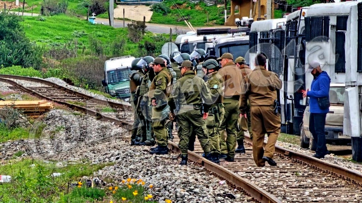 RodrigoDunstan's tweet photo. #QUILLOTA: A esta hora se realiza el desalojo de la denominada “Toma VIP” en el sector de Colmo, Carabineros y equipos de seguridad y emergencia trabajan en el lugar del procedimiento. Tránsito en tanto por #RutaF360 se mantiene suspendido en ambos sentidos. https://t.co/3TvIDiB2tt
