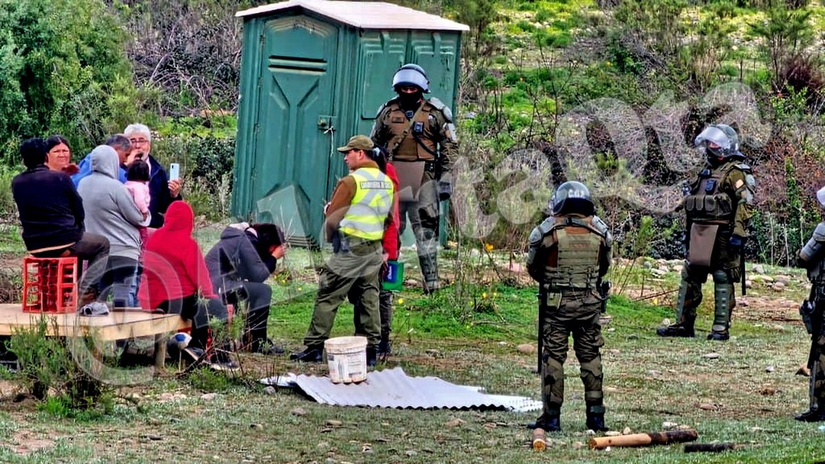 RodrigoDunstan's tweet photo. #QUILLOTA: A esta hora se realiza el desalojo de la denominada “Toma VIP” en el sector de Colmo, Carabineros y equipos de seguridad y emergencia trabajan en el lugar del procedimiento. Tránsito en tanto por #RutaF360 se mantiene suspendido en ambos sentidos. https://t.co/3TvIDiB2tt