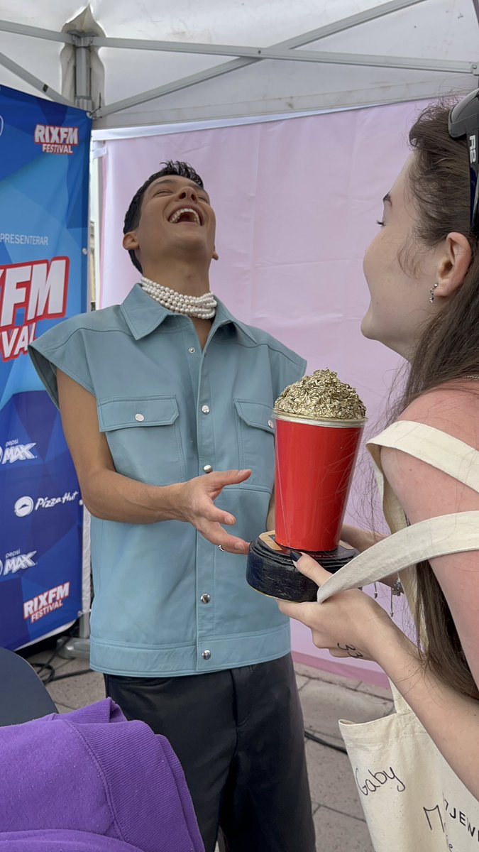 i guess he liked my gift :,)