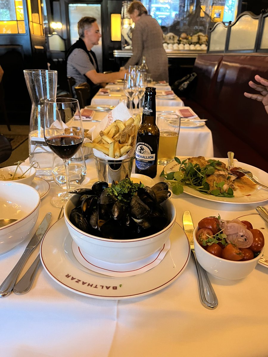 cj_pompey's tweet image. Late London lunches #french #moules #frites #work #pinot #coventgarden