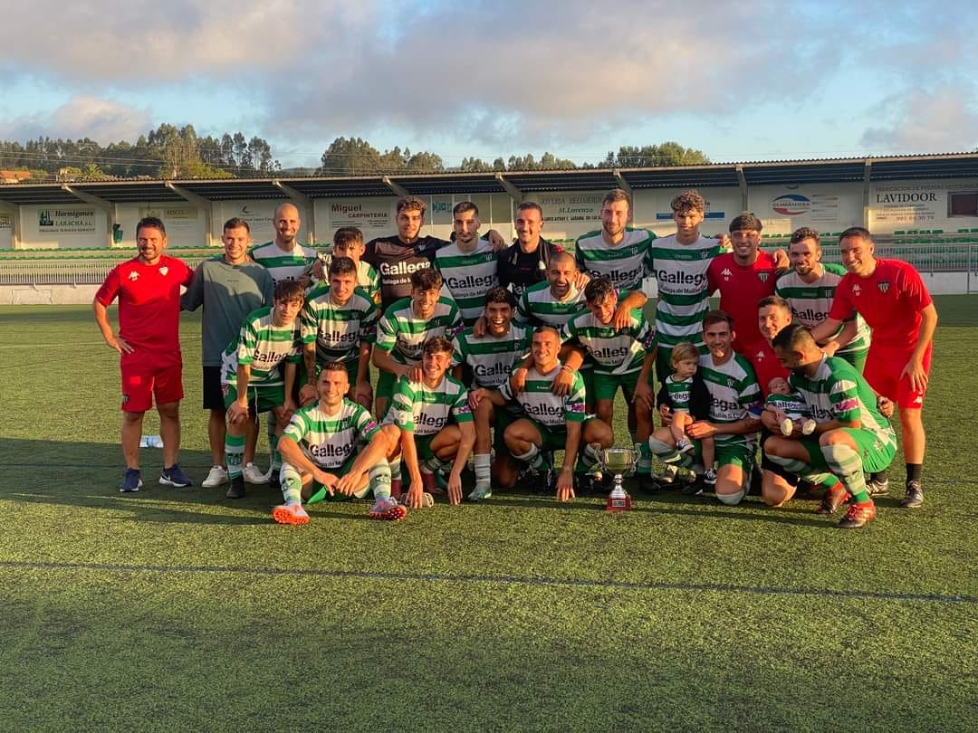 Bisbarraenxogo's tweet photo. O @udpaiosaco conquistou o Trofeo Concello da Laracha tras vencer ao #ClubdoMarCaión na quenda de penaltis (2-3) tras empatar 0-0 e derrotar ao @LarachaC por 0-3 con tantos de Davicillas, William e Juanma.

📷 @udpaiosaco

#laracha #paiosaco #caion #fútbol #deportegalego https://t.co/XGpl8255Cm