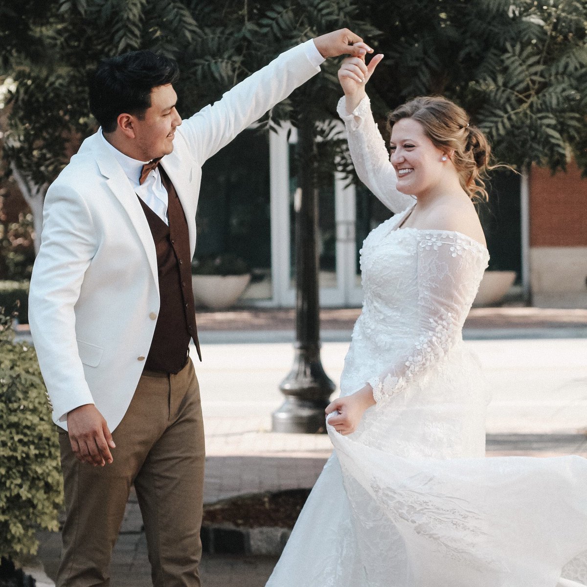 _t1mp_'s tweet photo. 💍 Now introducing Mr. &amp; Mrs. Hernandez. These photos capture a beautiful day in which a beautiful couple said, “I Do” to Forever. 🤵🏻‍♂️👰🏼‍♀️

Visit the website to get your special day booked! https://t.co/0PM1gC2TE5