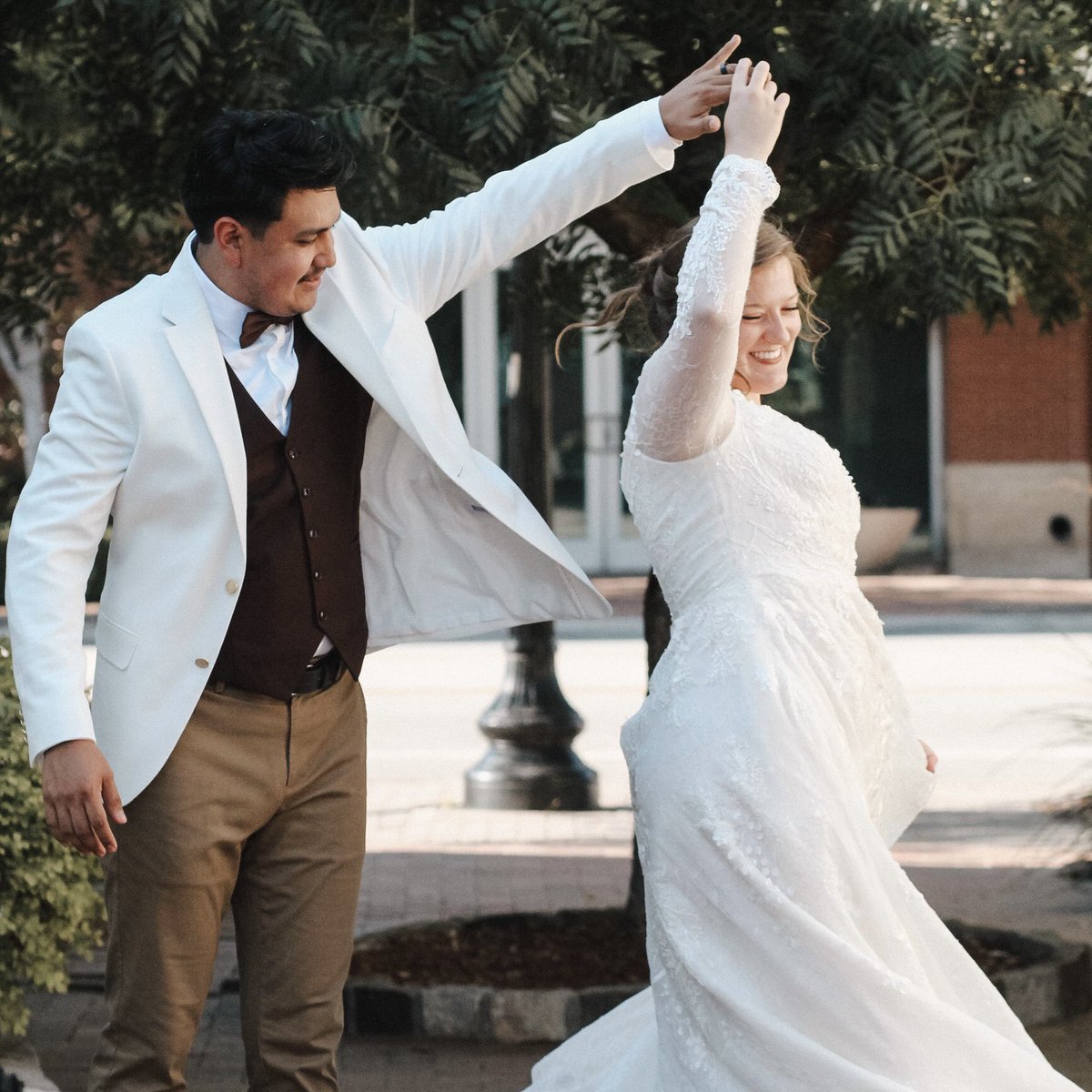_t1mp_'s tweet photo. 💍 Now introducing Mr. &amp; Mrs. Hernandez. These photos capture a beautiful day in which a beautiful couple said, “I Do” to Forever. 🤵🏻‍♂️👰🏼‍♀️

Visit the website to get your special day booked! https://t.co/0PM1gC2TE5