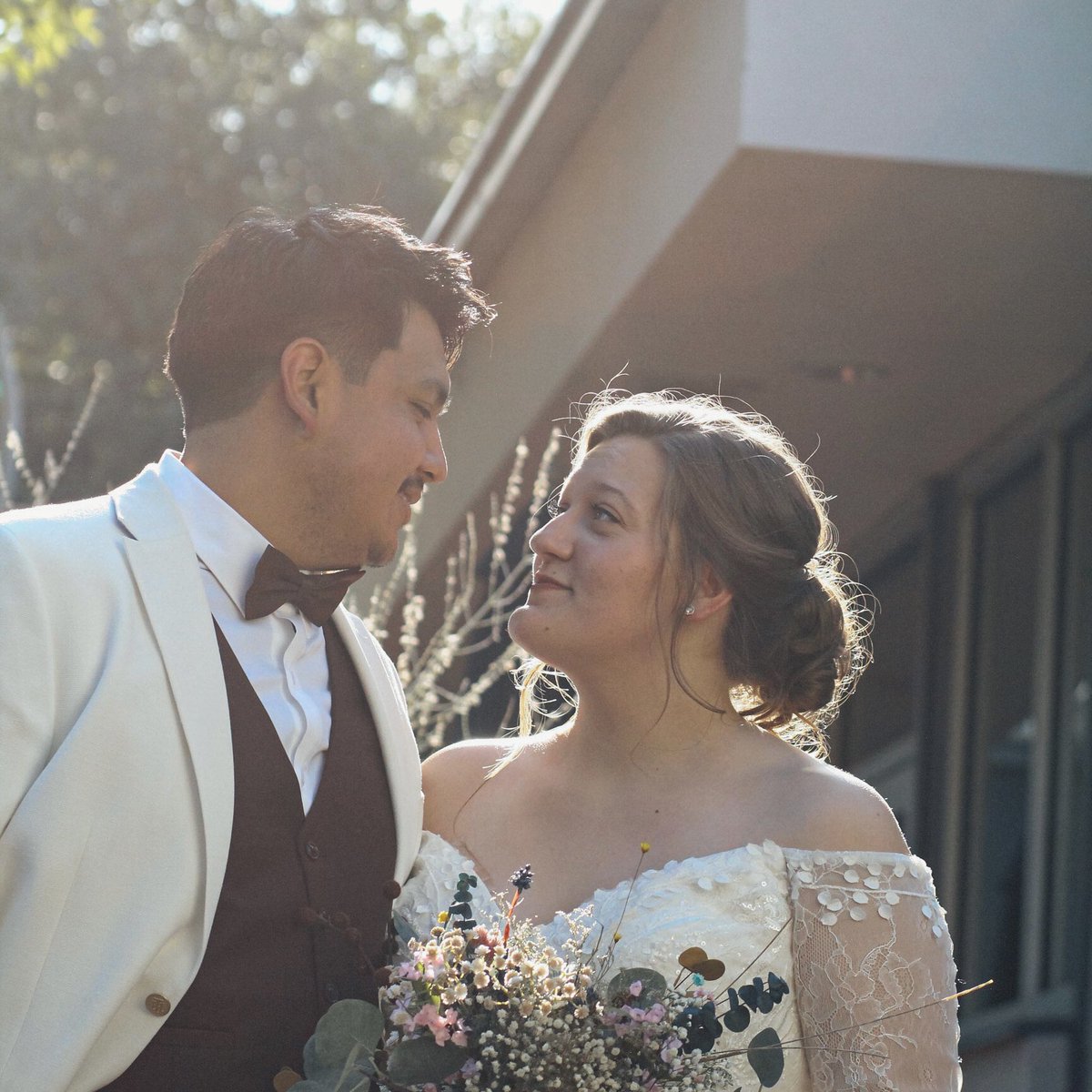 _t1mp_'s tweet photo. 💍 Now introducing Mr. &amp; Mrs. Hernandez. These photos capture a beautiful day in which a beautiful couple said, “I Do” to Forever. 🤵🏻‍♂️👰🏼‍♀️

Visit the website to get your special day booked! https://t.co/0PM1gC2TE5