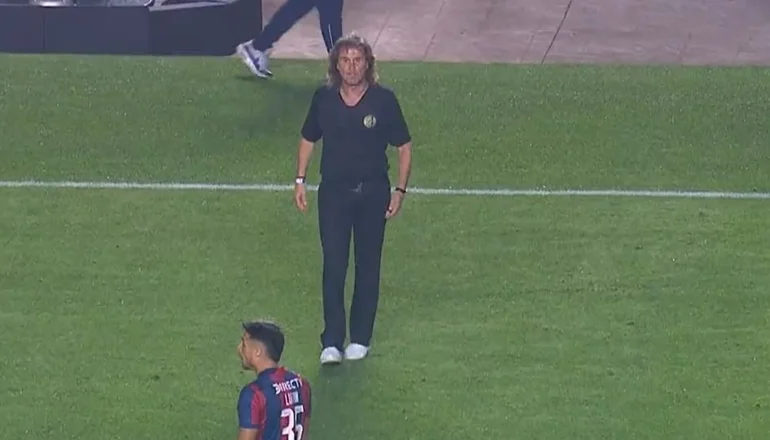leanrotondo's tweet photo. "Le quería dar una indicación a un jugador y al que tenía más cerca era Luján, pero era tal el griterío que desde el banco no se me escuchaba.

Entonces dije, 'chau me meto, total quedan 4-5 minutos'. Que me echen a mi no me importaba, lo que yo quería era que la indicación llegara"

"Luján es un juvenil formado en #SanLorenzo, un gran jugador y una persona encantadora"

🗣 Rubén Darío Insúa en Son Aviones.