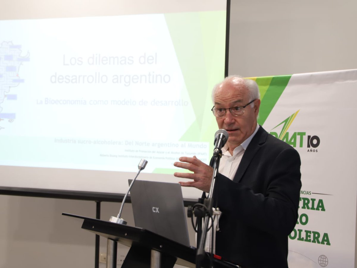 SimonPadros's tweet photo. Hoy participé en la 2° conferencia referida al sector sucroalcoholero en el marco del 10° aniversario del #IPAAT.
En esta oportunidad escuchamos la ponencia del Lic. Roberto Bisang sobre "Bioeconomia como motor del desarrollo" y del Ing. Jorge Feijoo sobre biocombustibles. https://t.co/oKbxzmKuEu
