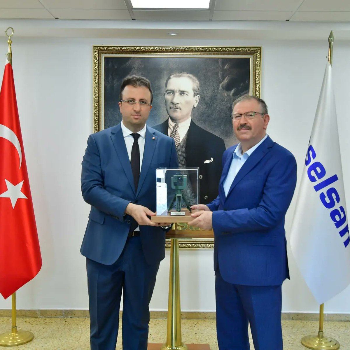 ASELSAN Genel Müdürlüğü'ne atanan Mikroelektronik Güdüm ve Elektro-Optik Sektör Başkanı Sn Ahmet Akyol'a hayırlı olsun ziyaretinde bulunduk. Sn Akyol'a yeni görevinde başarılar diliyorum. Rabbim yar ve yardımcısı olsun.