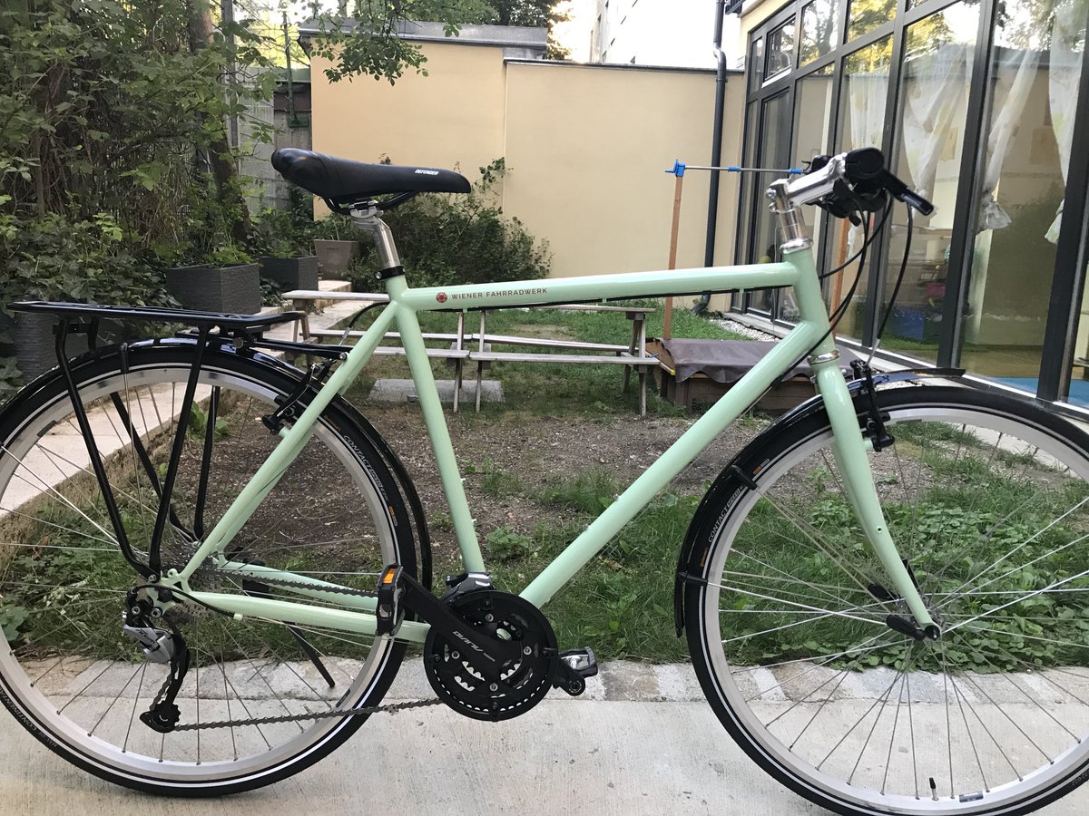 Möglicherweise etwas verzweifelt bei meiner geringen Reichweite …  aber mein Rad wurde geklaut. Es ist mW das einzige genau dieser Art. Falls es jmd in Wien herumfahren oder stehen sieht, freue ich mich über dm. Note der rote Schriftzug am Rahmen  „Wiener Fahrradwerk“. Thx