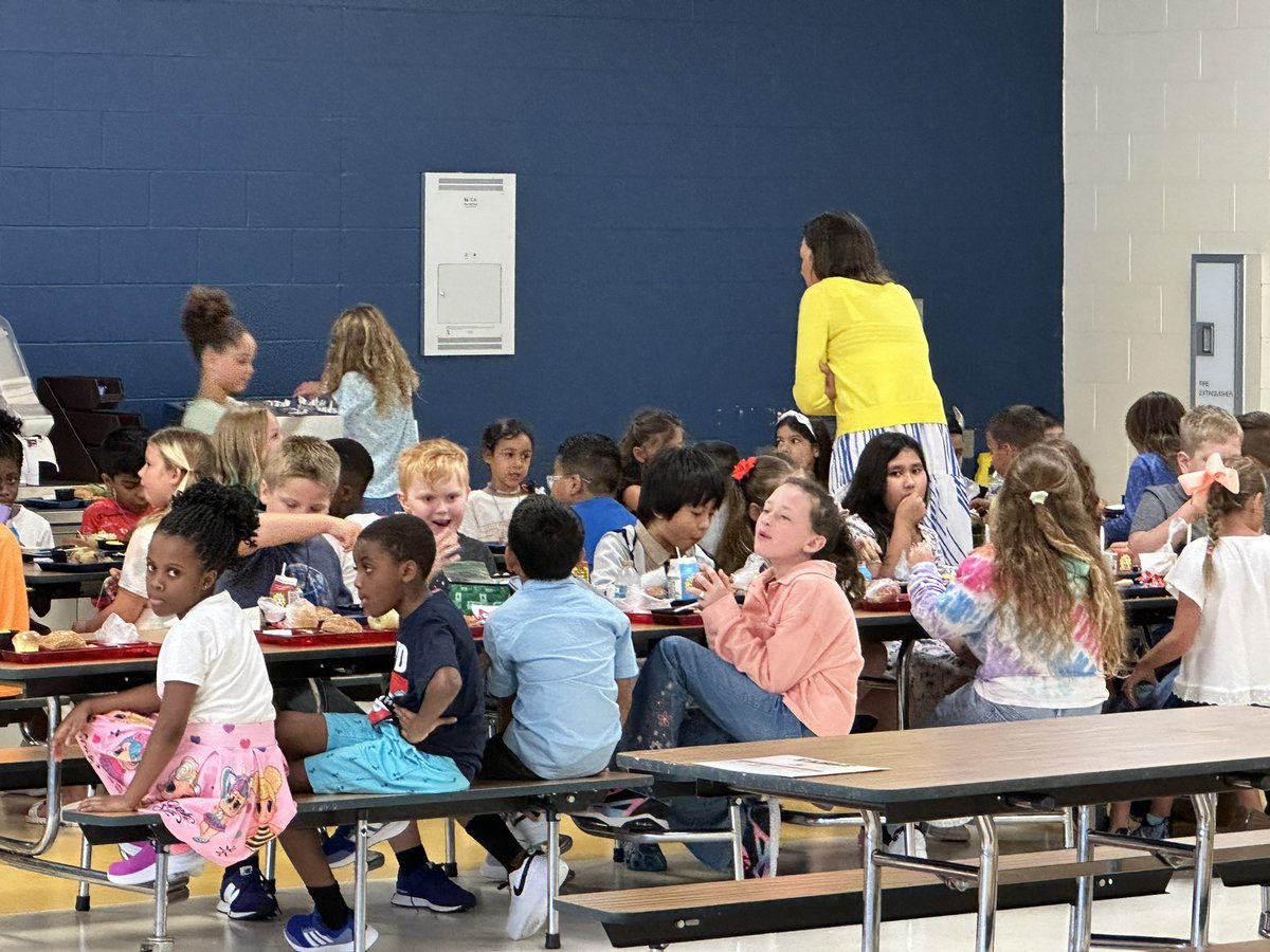 chief_officers's tweet photo. A great day Meadowthorpe Elementary. We are having lunch and practicing routines. #FCPSKY #TeamNotGroup https://t.co/3GGv6Soit1