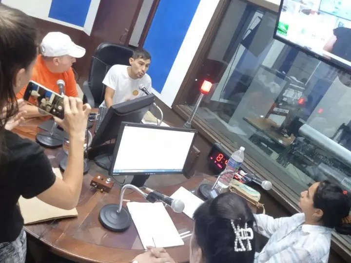 Hoy en la Radio Revista de <a href="/radiocmhw/">CMHW La Reina Radial del Centro</a> realizamos un panel sobre la implementación de la bancarización en #VillaClara. @AlbertoLopezVC @chamberohoy @Colina_VClara <a href="/YaquedeCuba/">Yaquelin</a> <a href="/YuzaimaCardona/">Yuzaima Cardona</a> <a href="/JLBrocheLorenzo/">Jorge Luis Broche Lorenzo</a> <a href="/BancoCentralCub/">Banco Central de Cuba</a> <a href="/AdonyRguezJ/">🇨🇺Adony Rodríguez Jiménez🇨🇺</a> <a href="/oneliocc/">Onelio Castillo Corderí</a> <a href="/alfonso_noya/">Alfonso Noya Martínez🇨🇺</a> <a href="/TLcubanacan/">Telecubanacán</a>