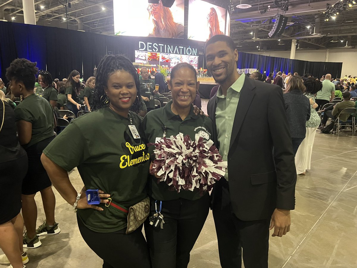 McReynolds_HISD's tweet photo. We are ready to be Brave, courageous, and CHAMPIONS for our Mighty Bears! #ExcellenceEqualsMcReynoldsTwiceAsBetter #championsforkids https://t.co/Rfw4I4VGmO