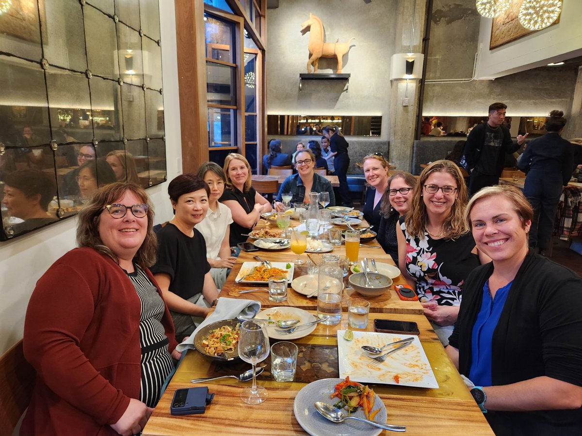 The social wellness made possible by national (international) meetings cannot be overstated - excellent dinner with excellent company! #WomenInNanoscience #ACSFall2023