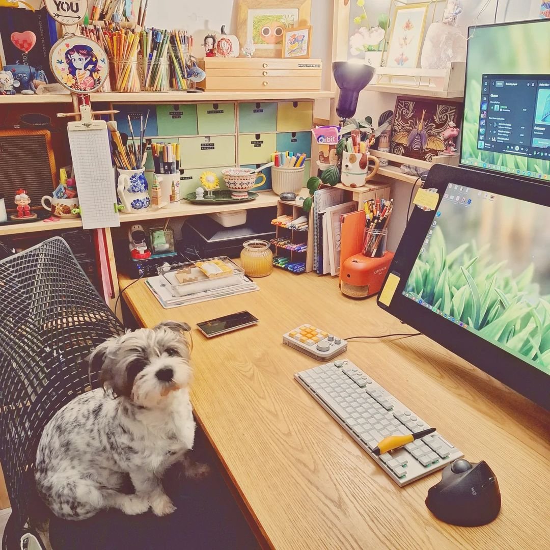 wacom's tweet photo. Your studio isn't complete without an adorable companion according to artist @patrycjafabicka! ๐ค๐พ
Nami makes sure to keep Patrycja company while she works on her charming illustrations. ๐ซถ
#WacomWorkspace #WacomPet #artstudio #wfh #deskgoals https://t.co/6OXIlofk40