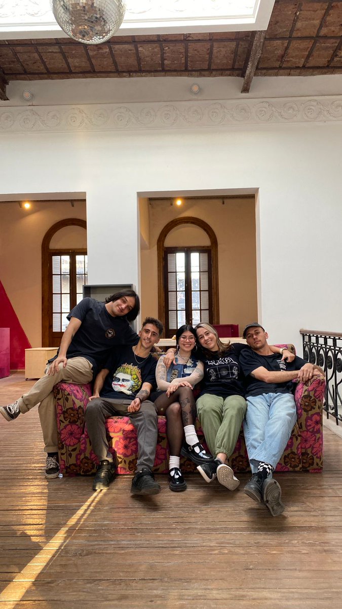 Algo que seguro nunca antes viste!! 5 jóvenes en un programa de stream discutiendo problemáticas como las redes sociales, los avances tecnológicos y tener una vida más virtual que real 😵

Pero con un poco de comedia y la participación especial de Pieri ⚡️
youtu.be/yE33DbUbo7Y