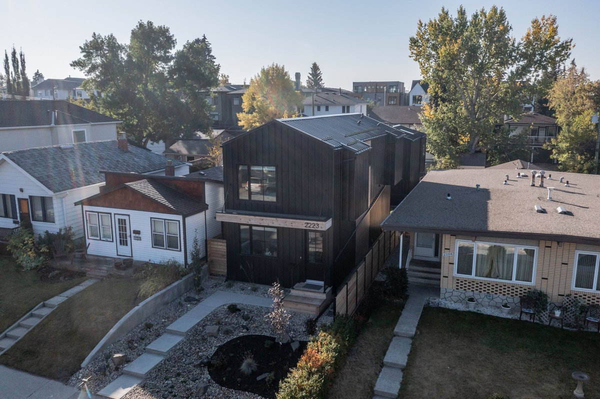 Trimetbp's tweet photo. Looking for a roofing solution that's both functional and aesthetically pleasing? Our standing seam roofing and cladding offers both durability and style.

Metal🤘

#standingseam #metalroofing #metalcladding #yycconstruction https://t.co/ZtxmqiNyWO