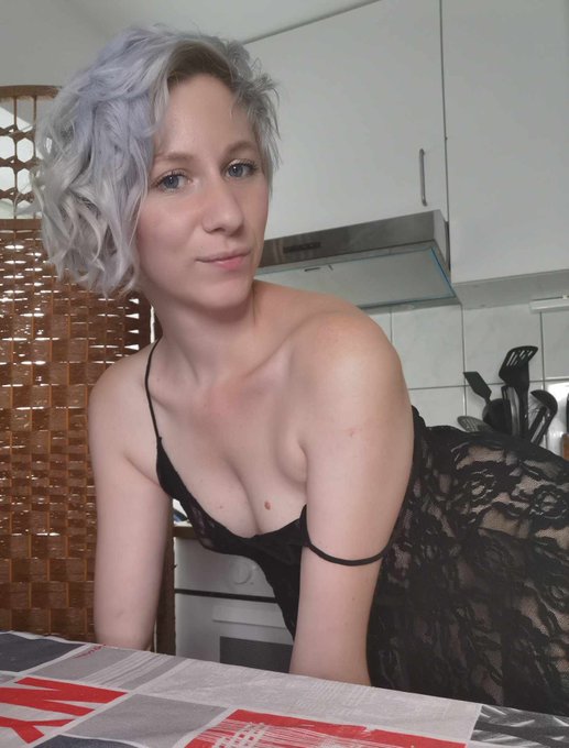 On part sur un live cuisine! Le lush est en place, venez donc me d&eacute;concentrer! https://t.co/PitDxvl6<a href="/tag/advent"class="tags"><span>#advent</span></a><a href="/tag/adventcalendar"class="tags"><span>#adventcalendar</span></a><a href="/tag/christmas2023"class="tags"><span>#christmas2023</span></a>