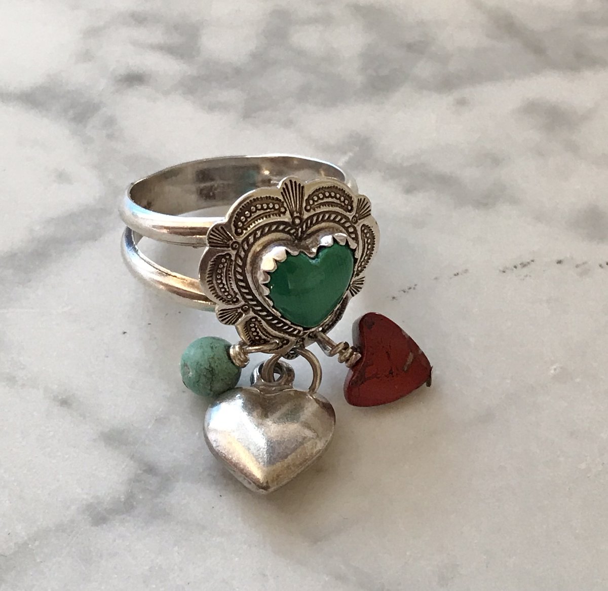 Lookit this AMAZING STERLiNG HEART RiNG with CHARMS by Carolyn Pollack.
 #NavajoLook #Malachite #JasPeR #vintageRing #WesTernRing #Southwestern #CarolyPollack #heartRing #sterlingRing
ETSY  ShanniLuJewelry
etsy.com/listing/153163…
