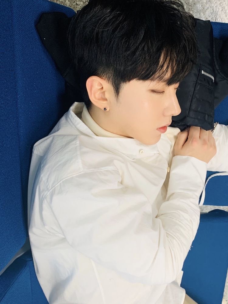 THEok_DoGub's tweet photo. 갑자기 목말라서 깬 새벽.
기엱이 해준 팔베개에서 슬���시 일어나 침대 밖으로 나옴. 안 그래도 잠귀 밝은 사람, 깨우기 싫어서 거의 첩보물 찍음.
깜깜한거 신경쓸 겨를 없이 고요하게 주방으로 가는데 문 앞에 둔 선풍기를 까먹음.

결국
우당탕.

기엱 깨움. https://t.co/w3XXO00BCC