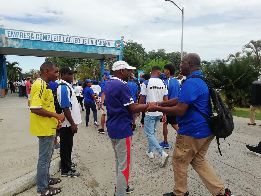 canalhabana_cu's tweet photo. ⚾🥈 Llegan los #Industriales a la @LacteoHabana, quienes son recibidos por los trabajadores del centro con una algarabía popular que reconoce el mérito de la segunda posición en la finalizada #SNB62.
#CanalHabana
#deportesenCanalHabana
#deportesencanalhabana https://t.co/zUNA18zVzh