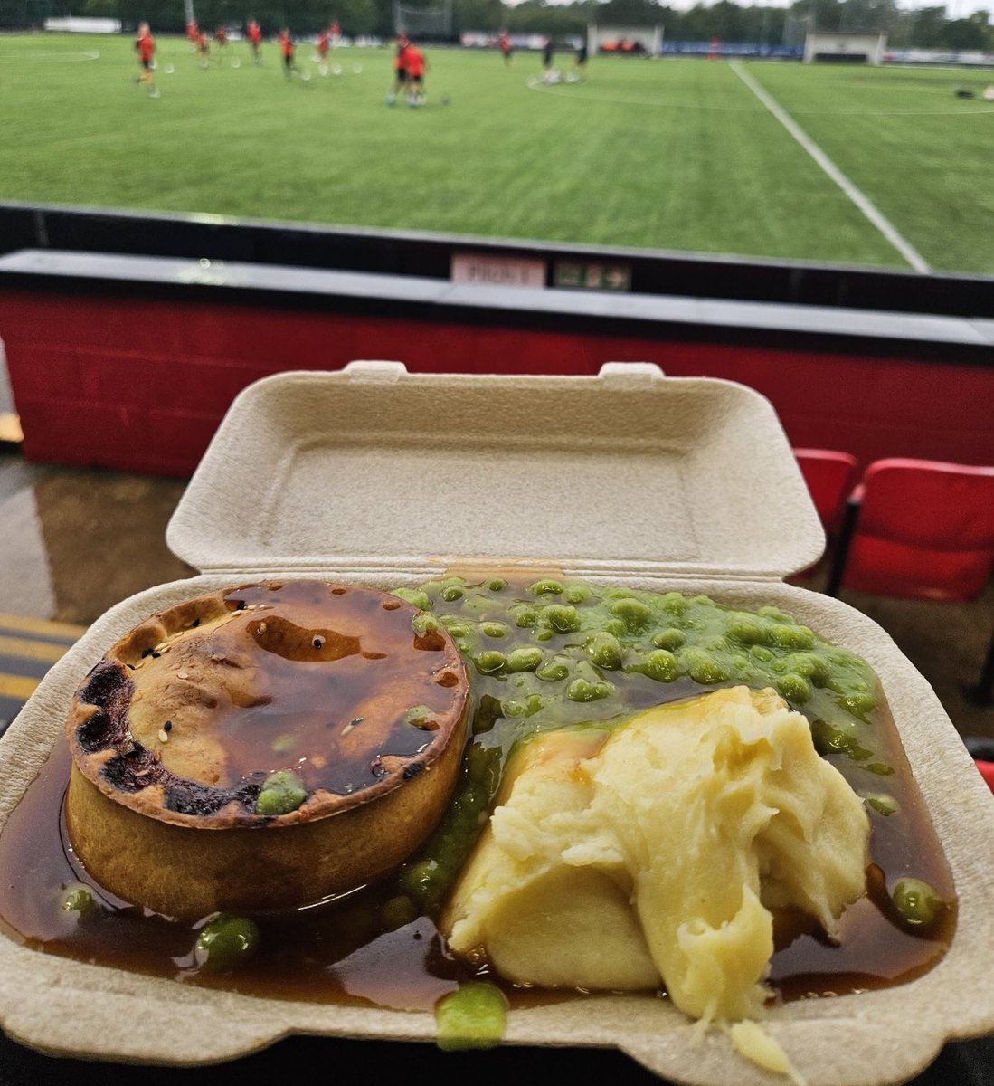 FootyScran's tweet image. Pie, peas, mash and gravy at Stockport Town FC (@StockportTownFC)!

💷 £5.50