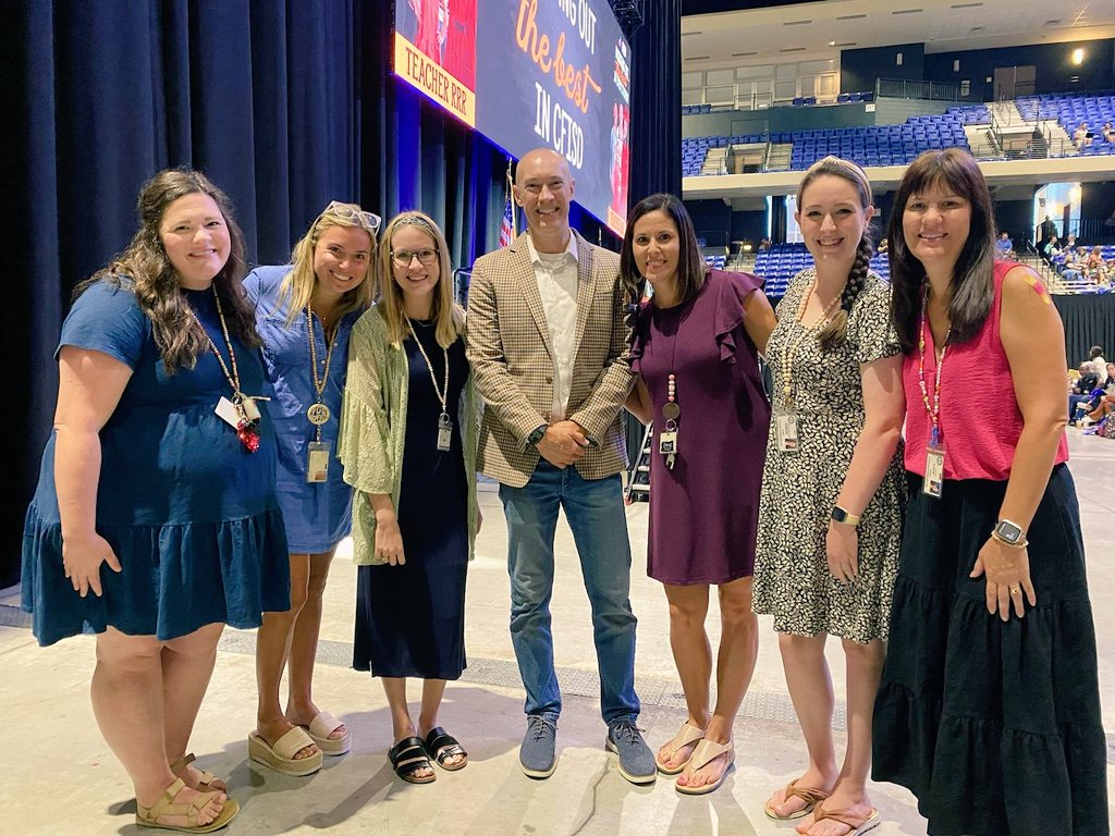 MrsKatiePerry1's tweet photo. We had a great start to our day with Pete Hall! @KinderSampson https://t.co/rhjMmlmbEy