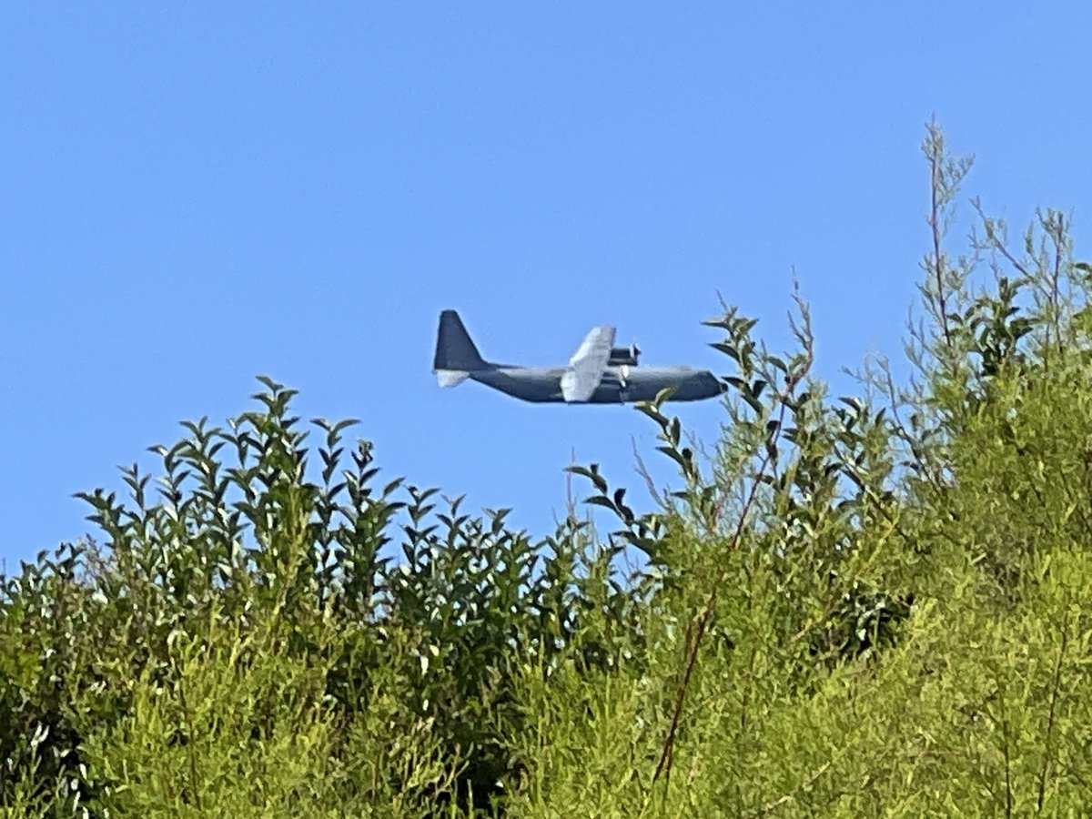 Rgwenn1's tweet photo. Promenade sous le soleil. Parti du bois de #lanfeust et direction Le Conquet. Sur le chemin, un petit air d’Écosse avec un château (hanté ?) qui ne dénoterai pas dans les highlands ! Avec en prime un C130 Hercules de l’@Armee_de_lair en balade près des côtes https://t.co/uUjYFbhw4h