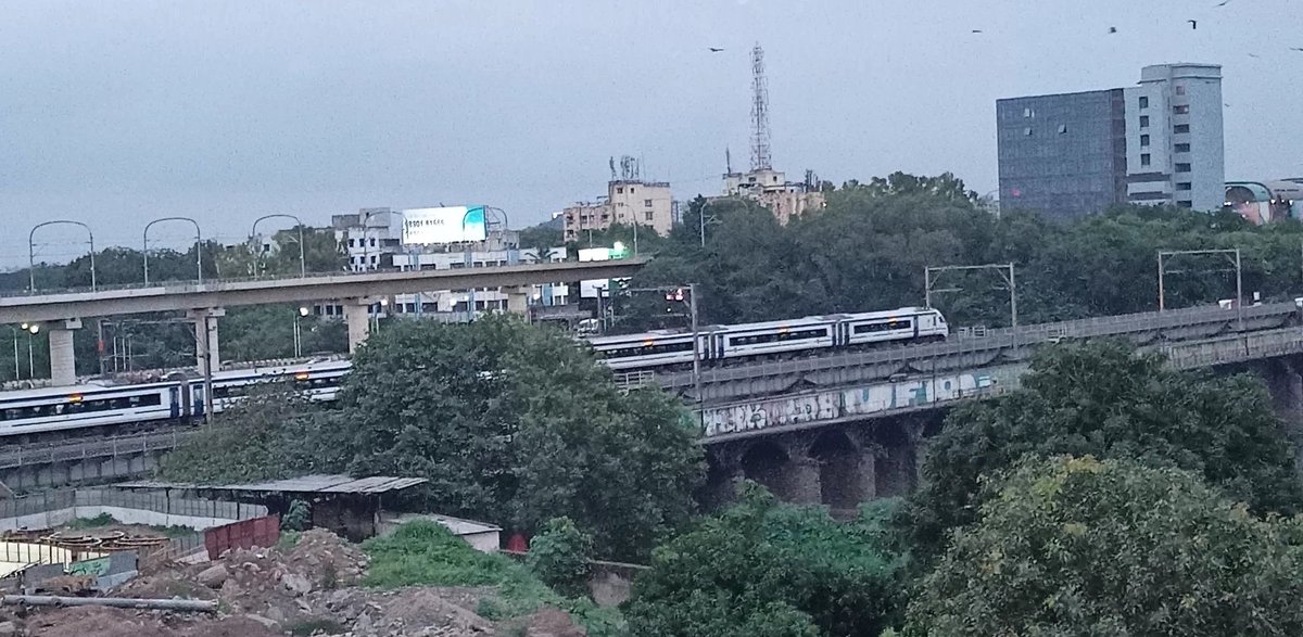 youtu.be/zz8QJVCXzO0 *On Track beauty Vande Bharat Express View from Civil Court Metro Station* *Do watch it out* @Shaikh_Mohsin12 @RailMinIndia