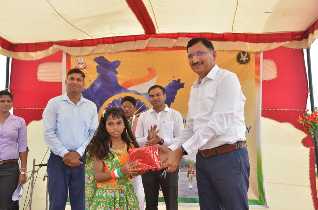 77 वें स्वतंत्रता दिवस के अवसर पर सहायक प्रशिक्षण केंद्र में सांस्कृतिक कार्यक्रम तथा बड़े खाने का आयोजन किया गया । कार्यक्रम के दौरान भारत के विभिन प्रांतो के सांस्कृतिक नृत्यों का मंचन किया गया । श्री एस पी तिवारी, महानिरीक्षक,  द्वारा कार्यक्रम की सराहना की गई ।
<a href="/BSF_India/">BSF</a>