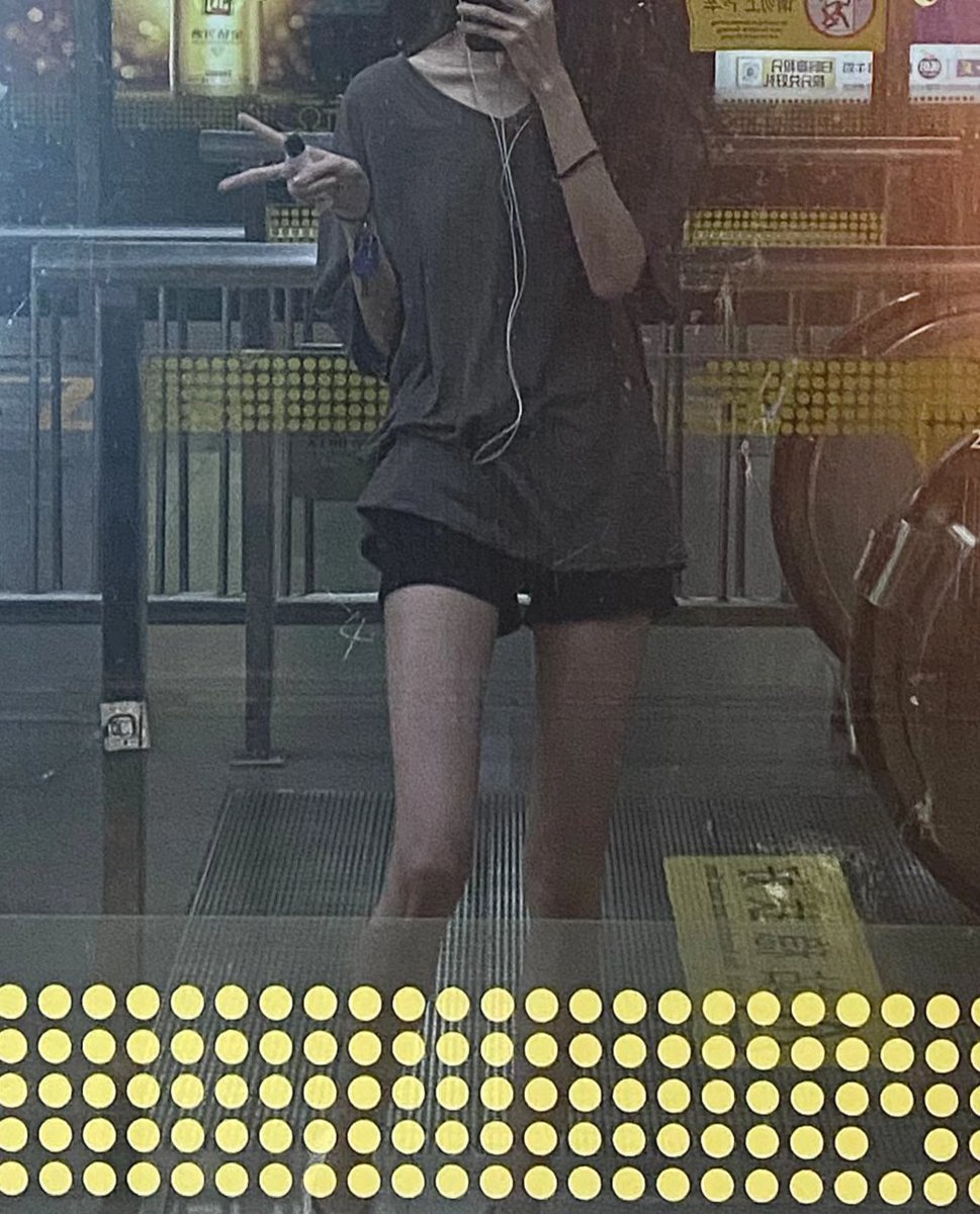 damowangaaaaa's tweet photo. 地铁美女不请自来 https://t.co/24c4OuB9T3
