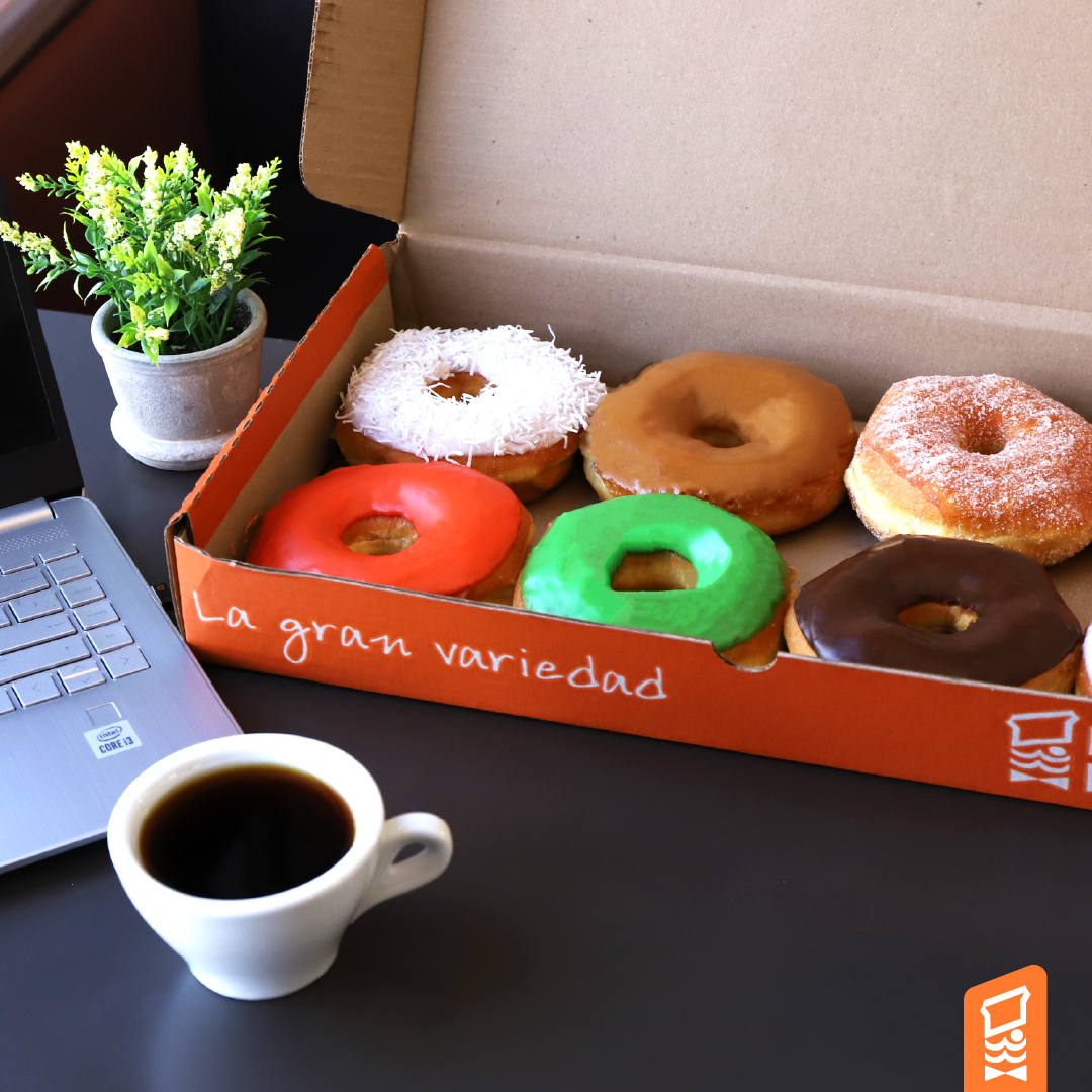 MisterDonutESA's tweet photo. El detalle perfecto para alegrar a la oficina 💼 es una caja de donas para disfrutar con café 🍩☕
Llévate una caja de donas tradicional a $9.20 o rellenas $11.60 🍩
#MisterDonut #Donas #Mundodulce #Oficina #cafécondonas https://t.co/89DM3nN0hQ