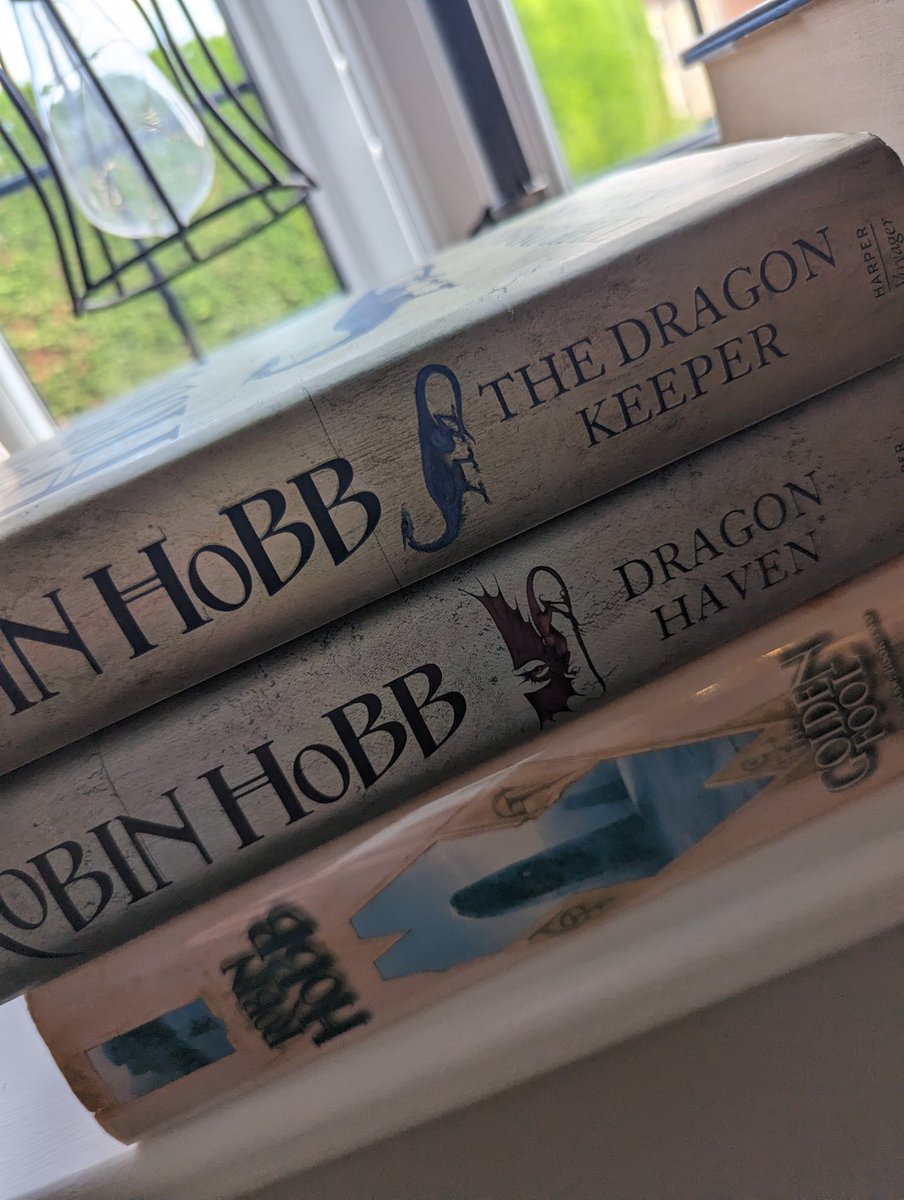 DustyFlapdragon's tweet photo. Finally got around to hunting down some of the missing @robinhobb collection. 

Two lucky scores on eBay and the ever wonderful @DurdlesBooks providing the other four https://t.co/iDzTVcjg6B