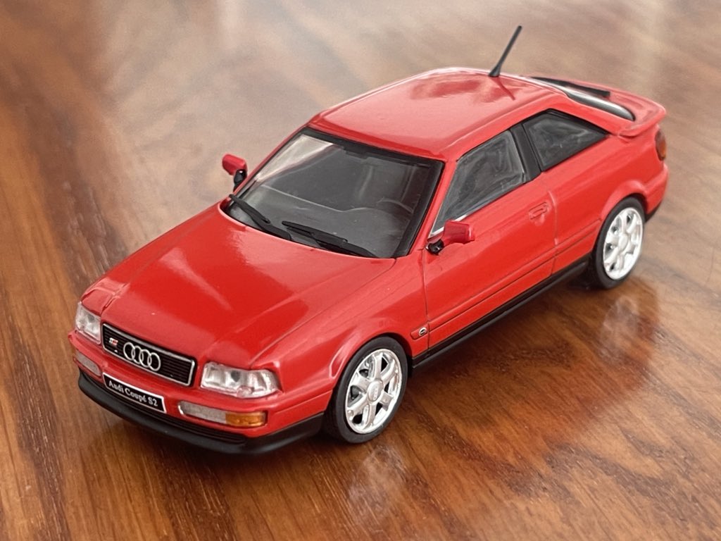 DalmauParera's tweet image. #43vecesmáspequeños Mi colección. 1328. Audi S2. Primer Audi desarrollado por la División Quattro y primero con una S en el nombre, montaba el 5 cilindros turbo 2.2 con 230 CV y tenía la carrocería del Audi Coupé derivado del 80. Se fabricó de 1991 a 1995. Miniatura de Solido.
