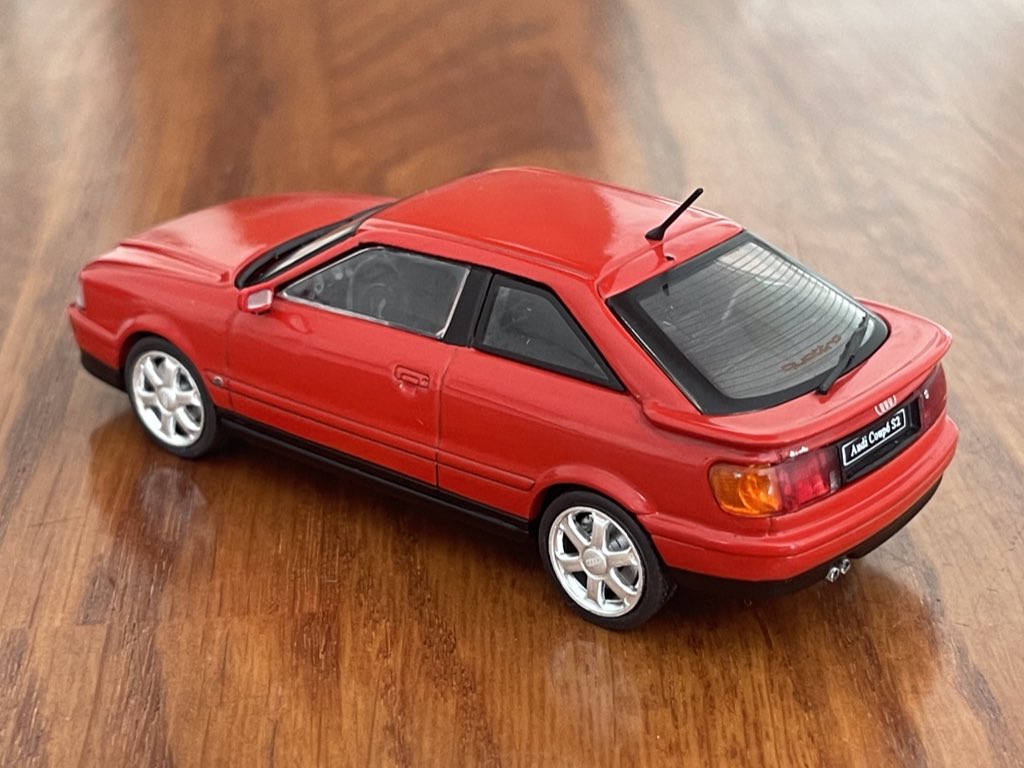 DalmauParera's tweet image. #43vecesmáspequeños Mi colección. 1328. Audi S2. Primer Audi desarrollado por la División Quattro y primero con una S en el nombre, montaba el 5 cilindros turbo 2.2 con 230 CV y tenía la carrocería del Audi Coupé derivado del 80. Se fabricó de 1991 a 1995. Miniatura de Solido.