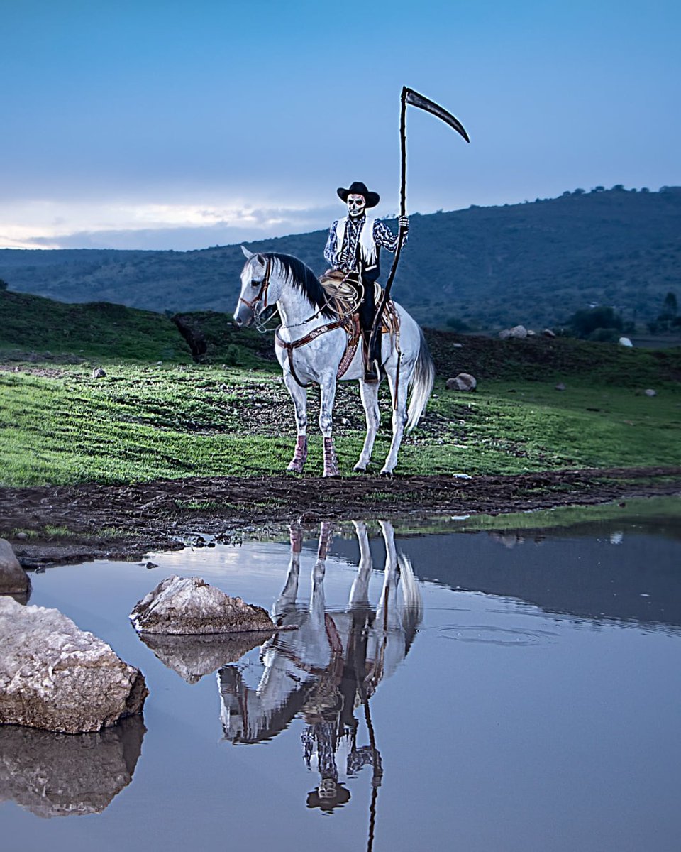 arynle03's tweet photo. Sesión Fotográfica
"Muerte cabalgando"
Modelo : Dr. Raul Pineda 💀
Painter: Ara Led ✨✨✨✨👩🏻‍🎨
Fotógrafo: Omar Montoya 📷
Locacion San Pedro huaquilpan, 🏕️ Delegación SPH 
Organización Yim Yam 
#arynle #talentomexicano #makeupartist #diademuertos #catrinas #mehronparadise https://t.co/Gmh3oanIj3