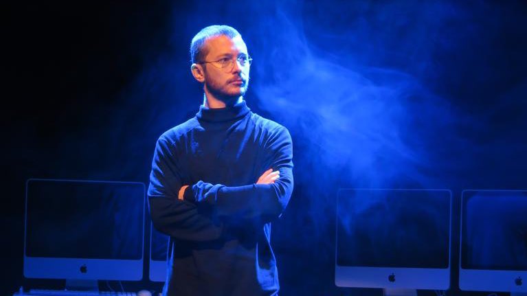 ★★★★★ “A performance as captivating as any of Jobs’ conference appearances, with some of the finest musical and technical talent on display”
- Broadway Baby

READ HERE: broadwaybaby.com/shows/apple-of…

Only 3 more shows!!!!