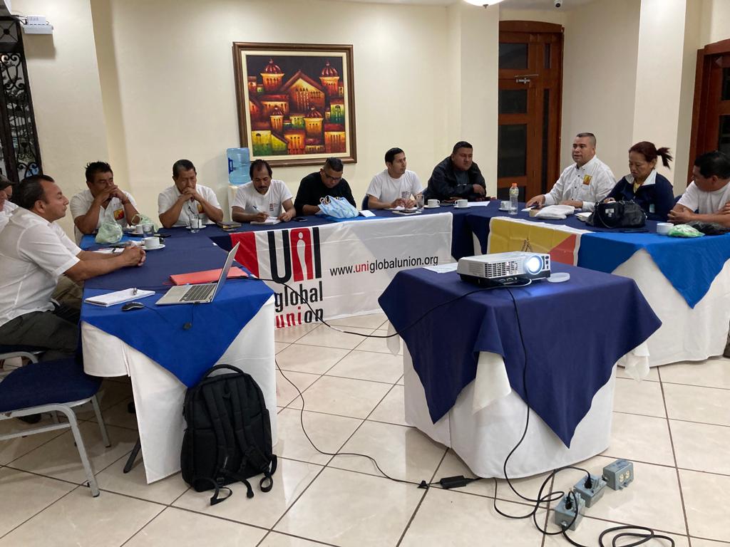 🇸🇻Estamos en San Salvador, realizando el Taller sobre Sindicalización y Negociación colectiva. 

Participan miembros de la Junta Directiva de Sigtrasepes, ¡estableciendo metas de sindicalización y respaldo a la negociación colectiva! ✊🏽