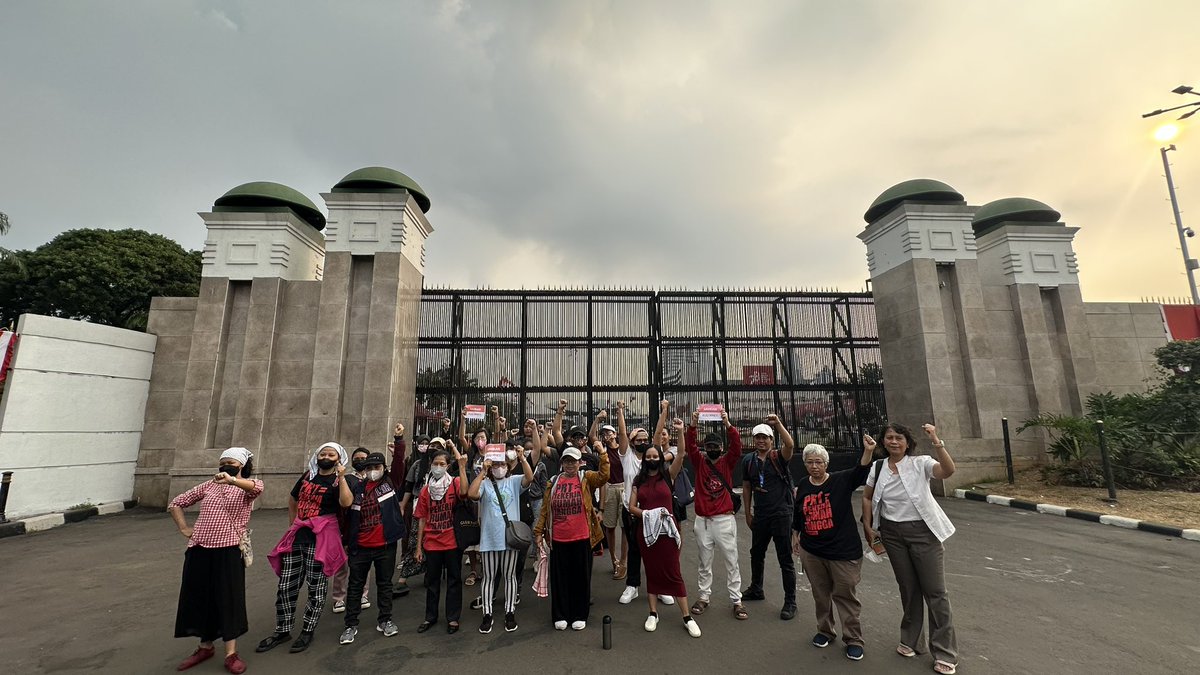jalaprt's tweet photo. Walau sempat menimbulkan ketegangan, aksi damai tetap berlanjut.
Di momen kemerdekaan ini PRT juga berhak untuk merdeka.

#SahkanRUUPPRT https://t.co/NI7zuSJugF