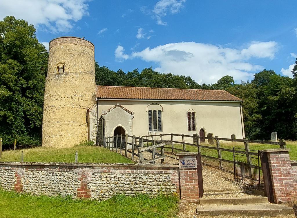 mycathardy's tweet photo. The tower of Saint Andrew's at East Lexham is almost entirely Saxon and possibly dates to 900 AD. #saxon #churches #roundtowers https://t.co/A9jJwoZcl9 https://t.co/AvDpeTsTuH