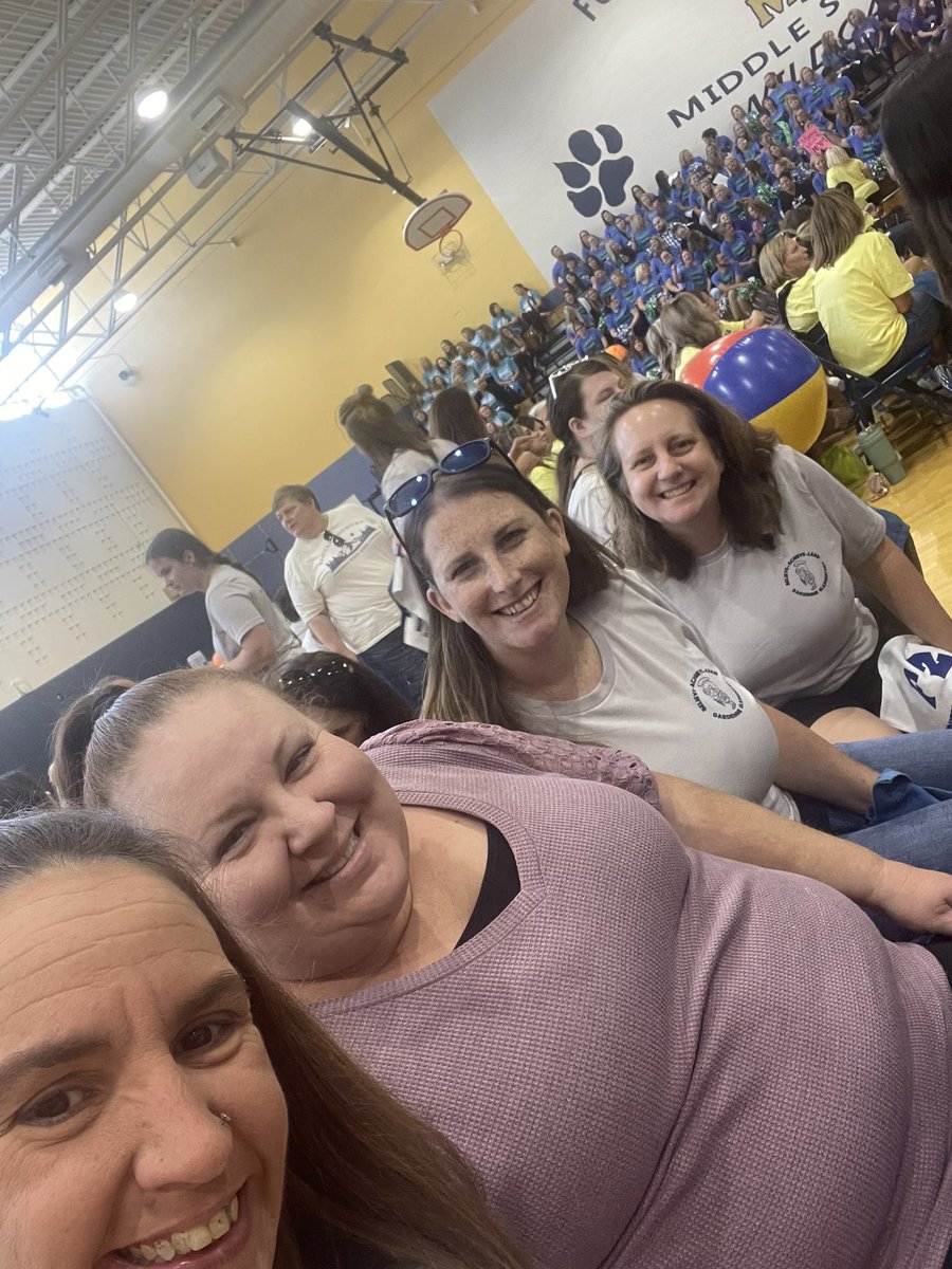 SarahMi75284484's tweet image. To have these bestie in the BEST room to have the “best” year ever!!!  #fzequiptoexcel