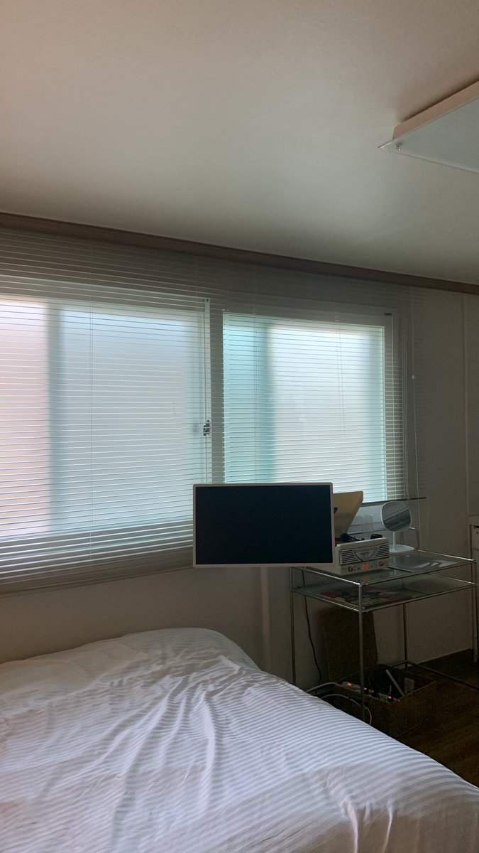 OUAUDAYOFF's tweet photo. มาแล้วบ้าน Airbnb ที่โซลรอบล่าสุดค้าบ อยู่ห่างคังนัมแค่ 1 สถานี เข้าห้องมาหอมมากๆ มีทั้งเครื่องเล่นแผ่นเสียง / LG stand by me ห้องสะอาดมากๆ เครื่องนอนก็ดี เฟอร์ในห้องก็น่ารักกำลังพอดีทุกอย่างเลย จองมาในราคา 2,950/คืน นอนสบายมากๆค้าบ 🫶🏻 #รีวิวเกาหลี #รีวิวที่พักเกาหลี #seoul #โซล https://t.co/7fAwjhb5iG